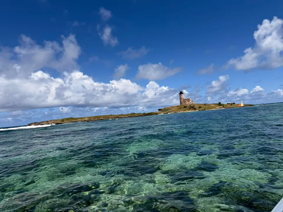 Leuchtturm-Inselchen Ile aux Phare in der Lagune der Südostküste