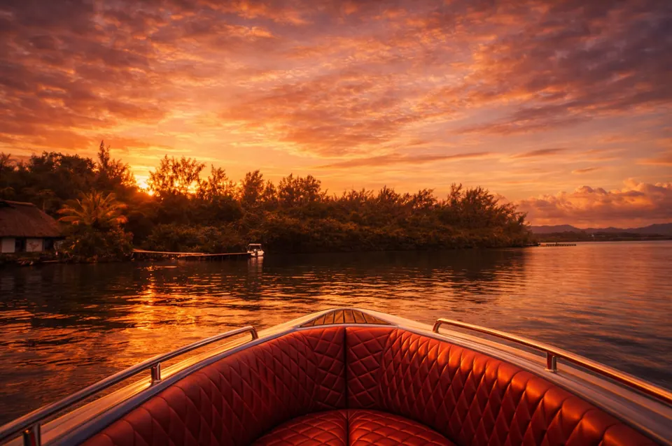 Sonnenuntergang über der Lagune, vom Bug eines Luxus-Schnellboots aus, Trou d'Eau Douce